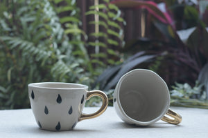 Set of two coffee mugs with raindrop design